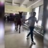 Hombre entra con un caballo al pasillo principal de un hospital de Villa Clara