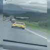 Impresionante aterrizaje de una avioneta sobre una carretera transitada de Brasil
