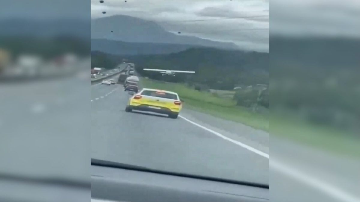 Impresionante aterrizaje de una avioneta sobre una carretera transitada de Brasil