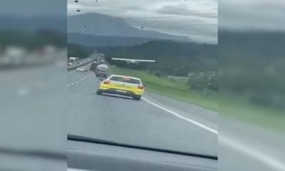 Impresionante aterrizaje de una avioneta sobre una carretera transitada de Brasil