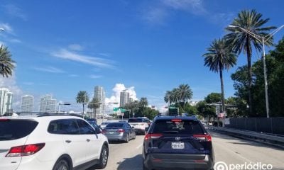 Instalan quioscos de autoservicio en Miami-Dade para facilitar la renovación de la matrícula vehicular