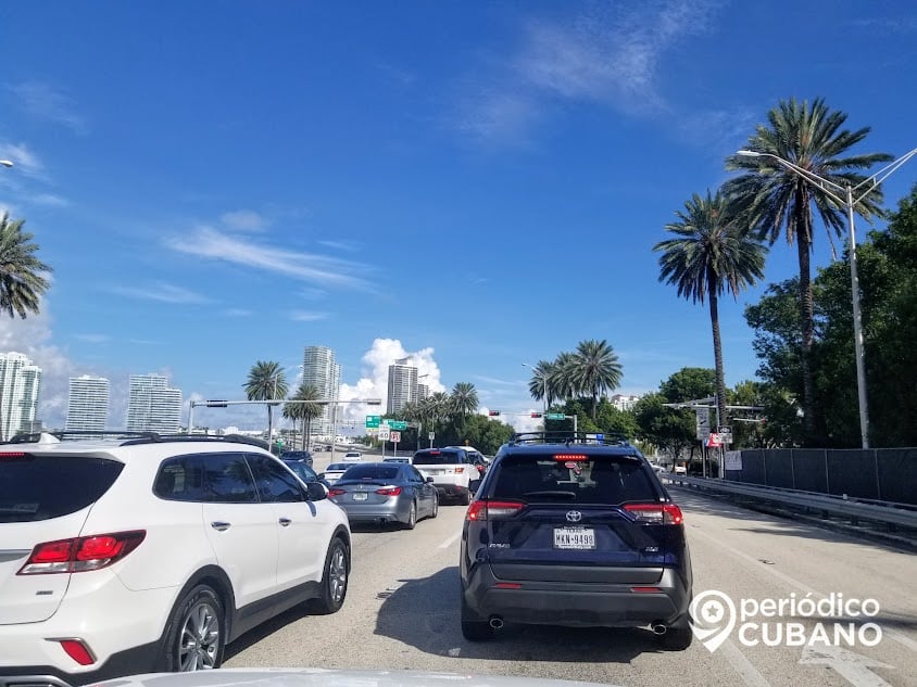 Instalan quioscos de autoservicio en Miami-Dade para facilitar la renovación de la matrícula vehicular