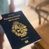 Migrantes cubanos en Uruguay se benefician de cambio en el pasaporte