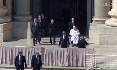 Papa Francisco sorprende a feligreses en la Plaza de San Pedro después de su hospitalización
