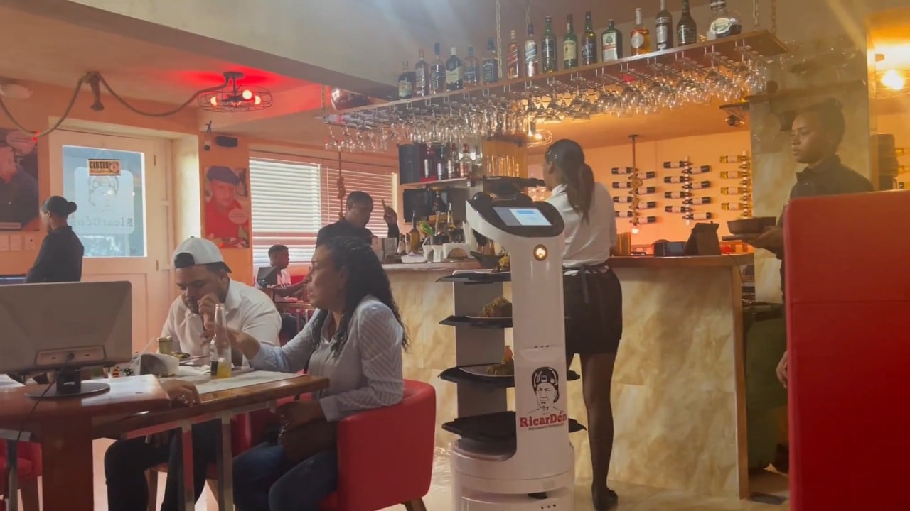 Restaurante en Cuba contrata a robot para que sirva de mesero