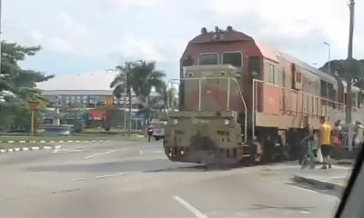 Tren arrolla a vehículo diplomático ruso cerca de la Ciudad Deportiva