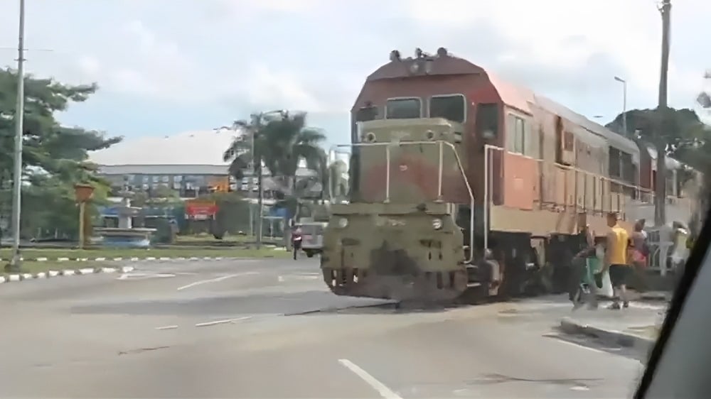 Tren arrolla a vehículo diplomático ruso cerca de la Ciudad Deportiva