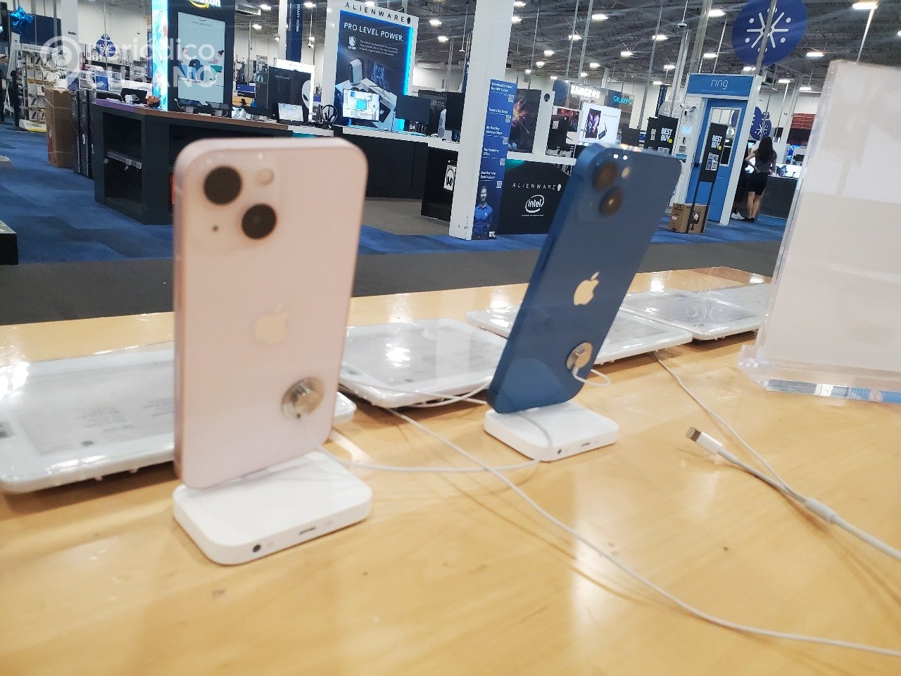 Trump cede y exenta de aranceles a teléfonos, computadoras y chips provenientes de China