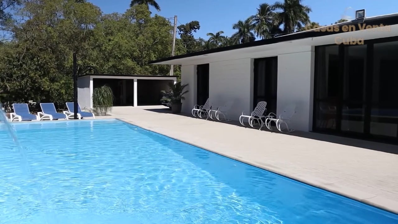 Venden chalet con piscina, cuatro cuartos y cinco baños en Siboney