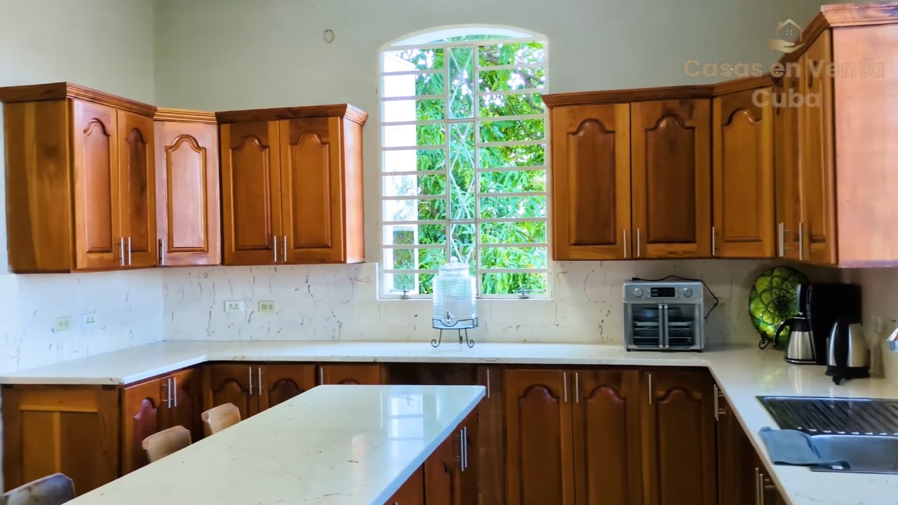 Venden mansión con siete cuartos y nueve baños en La Habana (1)