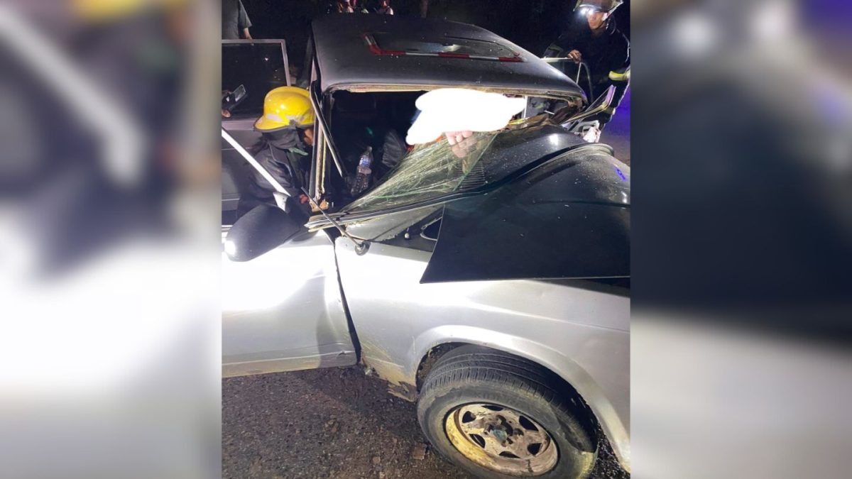 Bomberos rescatan a conductor atrapado en su vehículo tras grave accidente en Artemisa