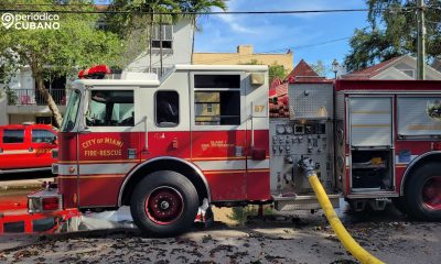 Bomberos rescatan a dos adultos mayores durante incendio ocurrido en La Pequeña Habana