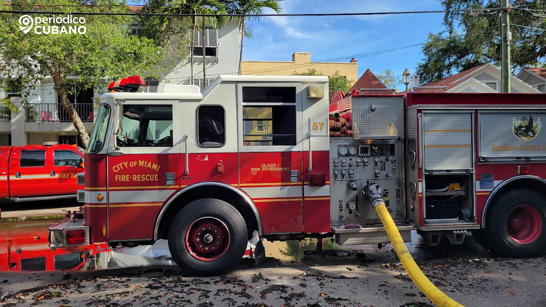 Bomberos rescatan a dos adultos mayores durante incendio ocurrido en La Pequeña Habana