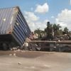 Camión termina con la cabina destrozada tras impacto en la Autopista Nacional (1)