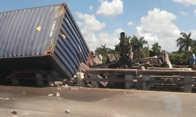 Camión termina con la cabina destrozada tras impacto en la Autopista Nacional (1)