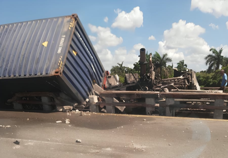 Camión termina con la cabina destrozada tras impacto en la Autopista Nacional (1)