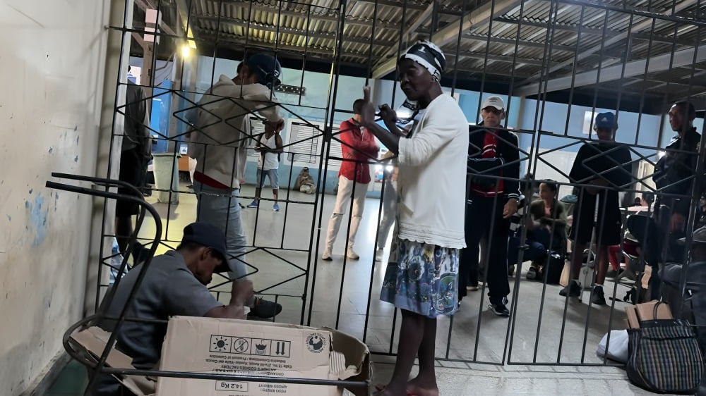 Cubanos sin techo sobreviven en la Terminal de Ómnibus La Villanueva