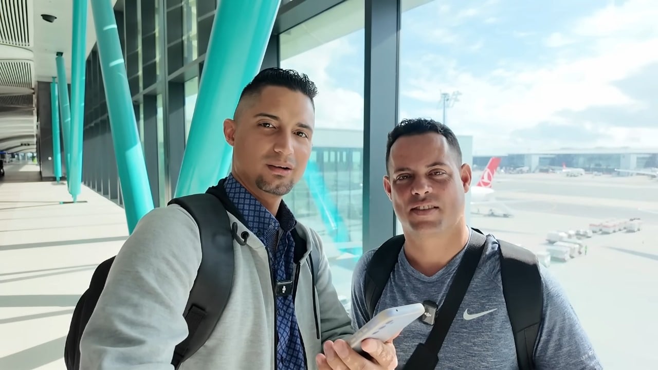 Dos youtubers pinareños cumplen su sueño de viajar y llegan a Turquía