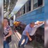 El día a día en la Isla cubanos empujan un tren para que arranque en plena estación
