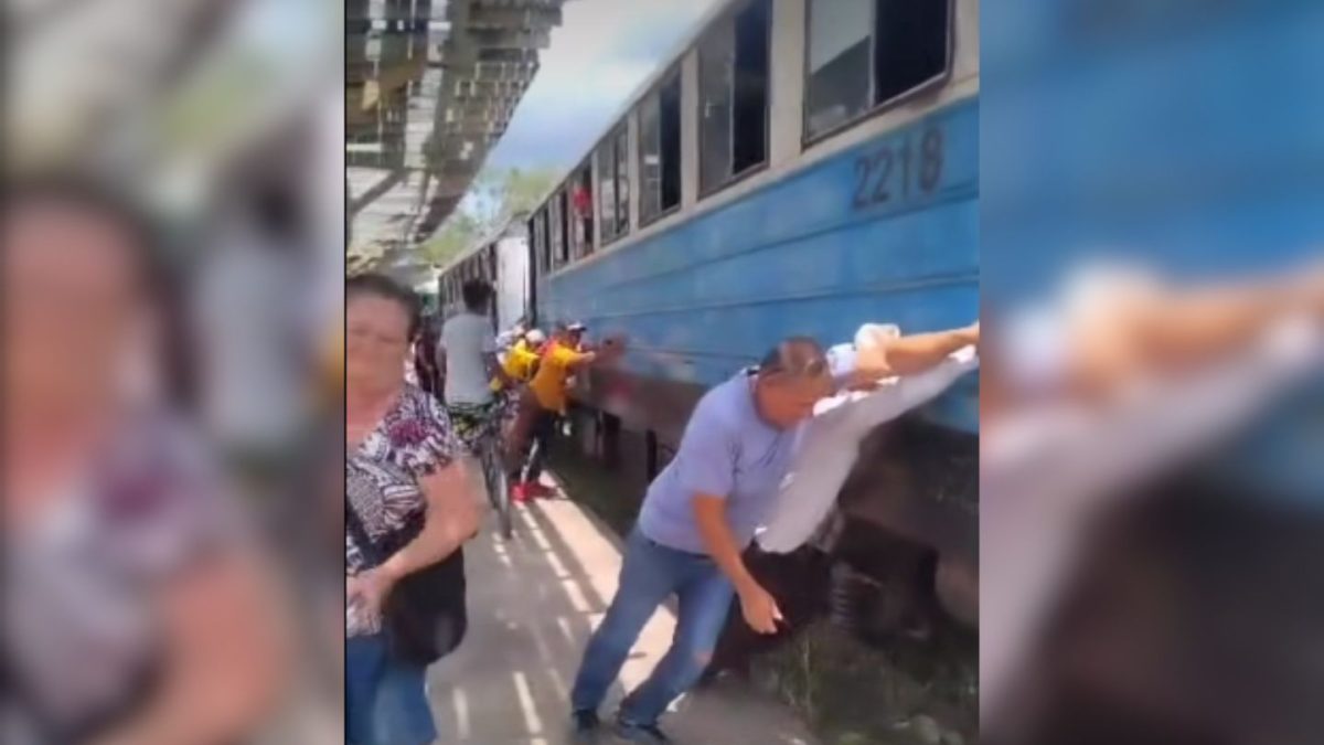 El día a día en la Isla cubanos empujan un tren para que arranque en plena estación