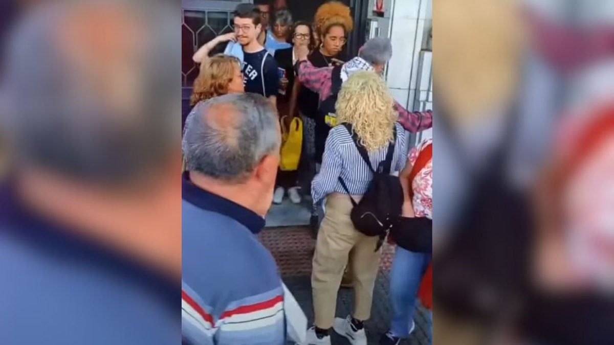 Exiliados cubanos interceptan a la presentadora de “Con Filo” en Málaga