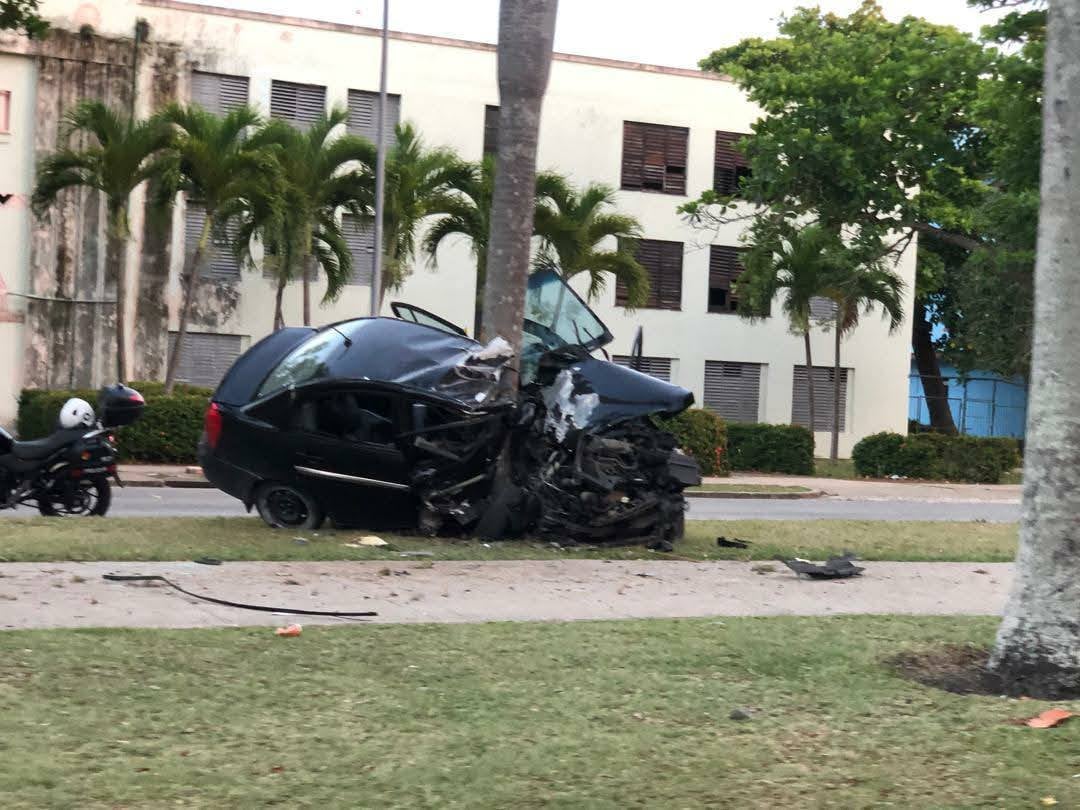 Grave accidente de tránsito vehículo termina partido a la mitad en La Habana