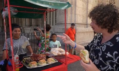 Luisito Comunica prueba comida callejera en Cuba Está baratísima