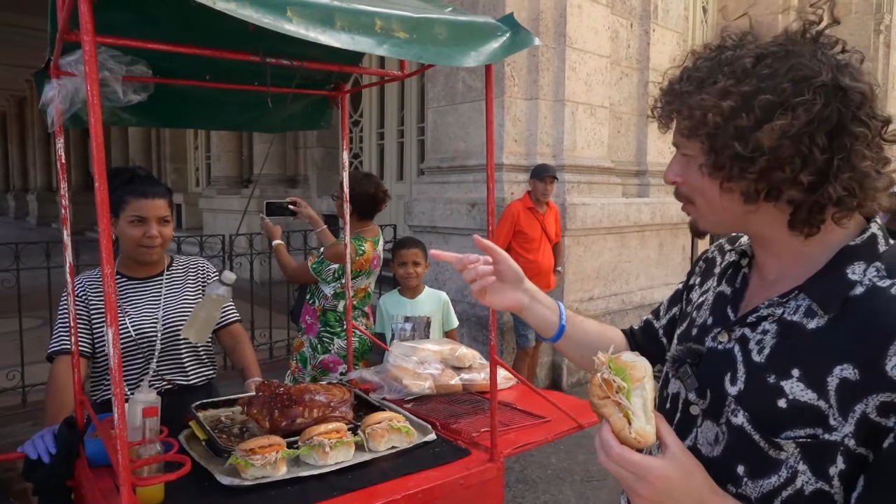 Luisito Comunica prueba comida callejera en Cuba Está baratísima