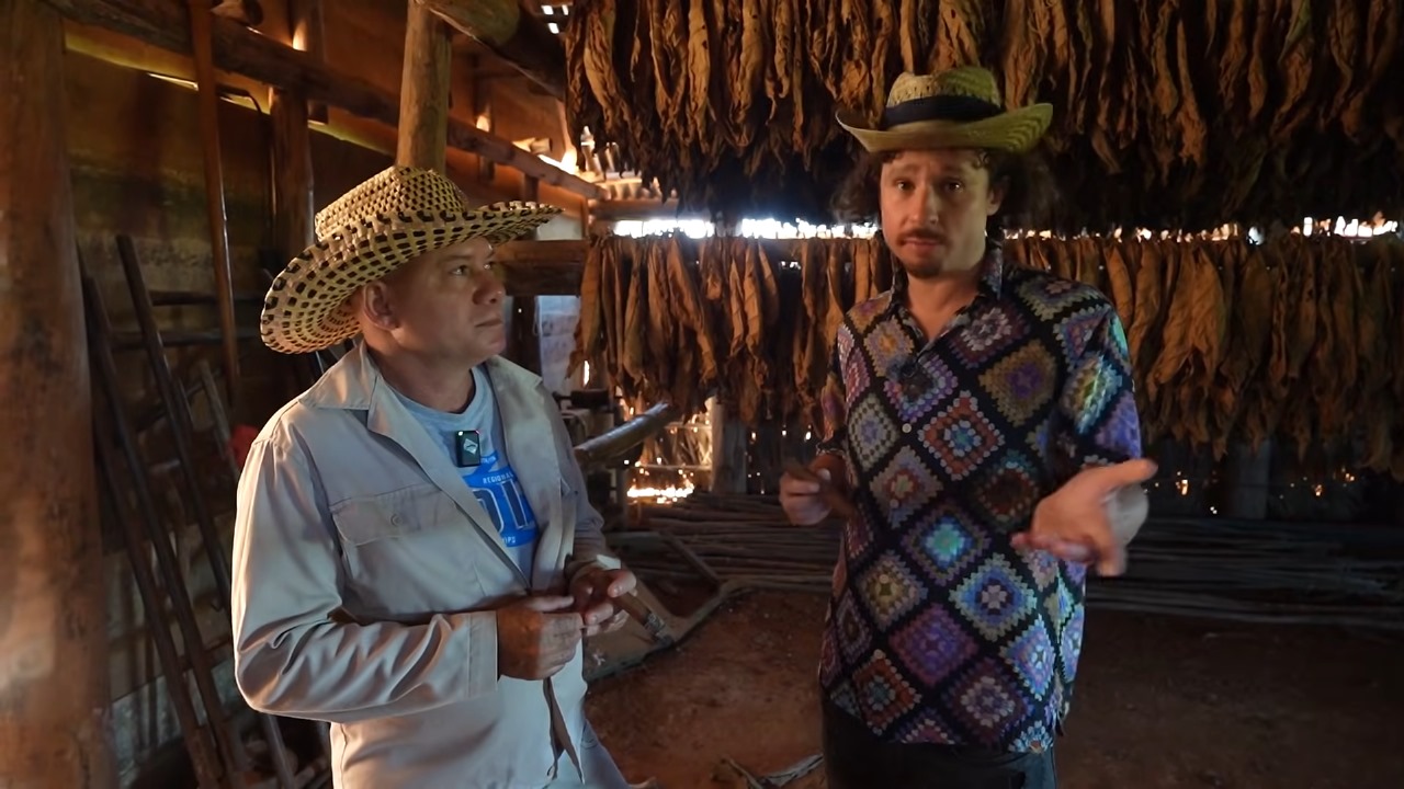 Luisito Comunica vista una fábrica de tabaco en Cuba y descubre que el gobierno lo controla todo