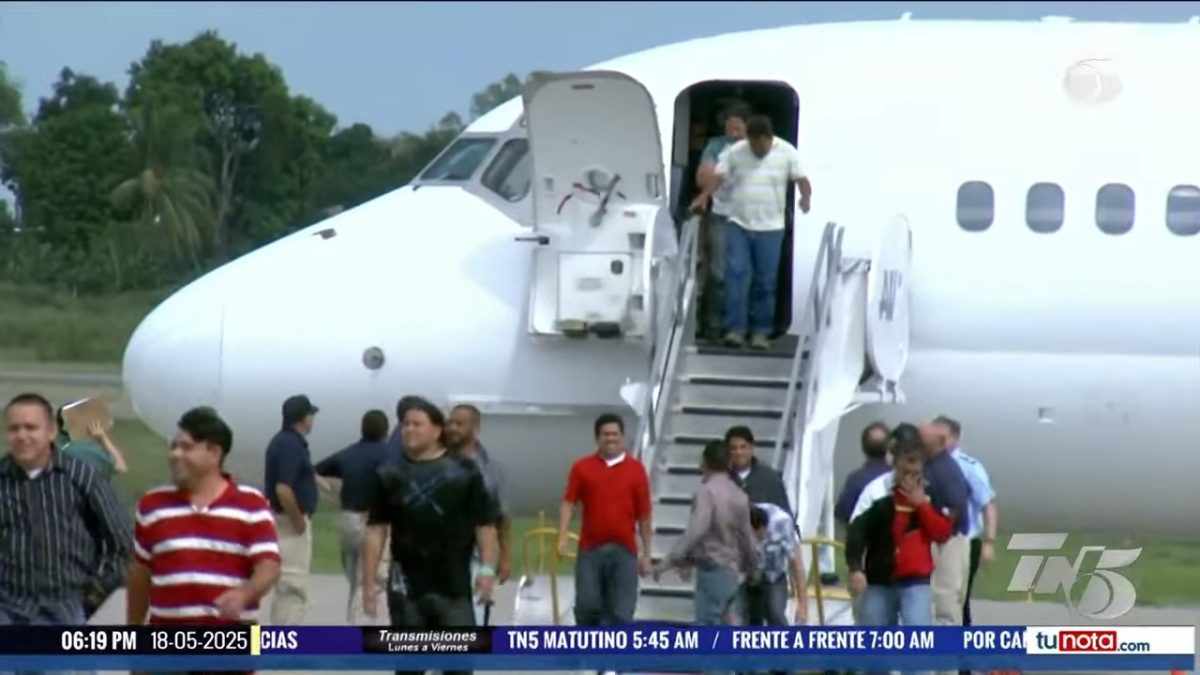 Primer vuelo de “autodeportación” trasladó migrantes a Honduras y Colombia