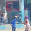 Un niño lanzó dinero en la Calzada del Cerro en La Habana (1)
