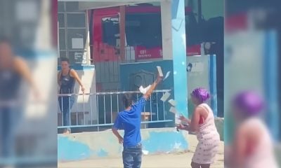 Un niño lanzó dinero en la Calzada del Cerro en La Habana (1)