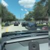 Vehículos estacionados entorpecen el tráfico en vía aledaña al Aeropuerto Internacional de Miami (1)