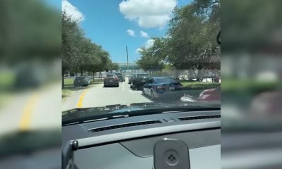 Vehículos estacionados entorpecen el tráfico en vía aledaña al Aeropuerto Internacional de Miami (1)