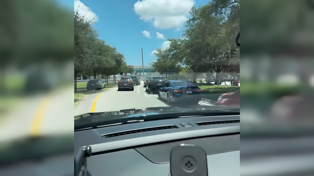 Vehículos estacionados entorpecen el tráfico en vía aledaña al Aeropuerto Internacional de Miami (1)