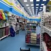 El Ministerio de Comercio Interior (Mincin) de Cuba se ha sumado al proceso de dolarización parcial de la economía, con la promesa de abrir hasta 50 tiendas en dólares, de las cuales 48 serán construidas desde cero. Estas tiendas operarán exclusivamente con pagos en dólares en efectivo, sin la opción de usar Moneda Libremente Convertible (MLC). A pesar de la polémica que genera la medida, la viceministra de Comercio Interior, Aracelys Cardoso Hernández, aseguró que el comercio en moneda nacional seguirá siendo predominante en el país. La medida forma parte de una estrategia a corto plazo para captar divisas, una prioridad del gobierno cubano para enfrentar las dificultades económicas. Cardoso Hernández destacó que la dolarización es temporal y se implementa para atender las demandas del mercado. Además, indicó que las tiendas estarán diseñadas de manera atractiva, y se están evaluando nuevos servicios y líneas de negocio para ofrecer una variedad de productos. Directivos del Mincin han visitado la tienda más conocida de GAESA, el mercado de 3ra y 70 en Miramar, para estudiar su modelo de ventas en dólares. Se están negociando acuerdos con proveedores nacionales para garantizar precios competitivos y asegurar el acceso de la población a productos esenciales. La primera tienda en dólares del Mincin abrirá próximamente en el Vedado, en la esquina de 23 y 6, con una oferta inicial centrada en productos de alta demanda, como alimentos y artículos de higiene.