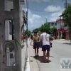 Un ataúd cae del carro fúnebre en Sancti Spíritus y los familiares deben cargarlo a pie
