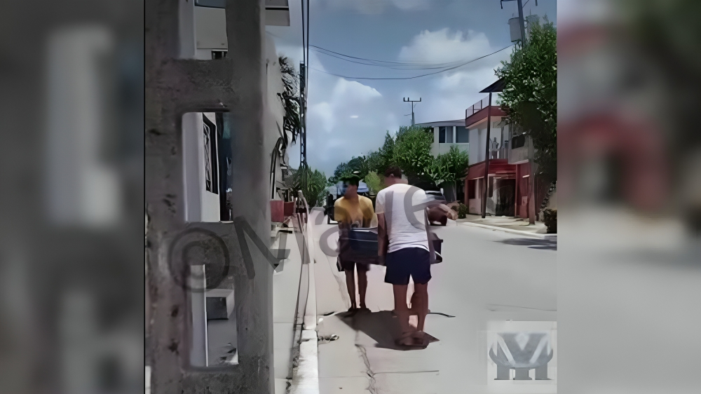 Ataúd cae de un carro fúnebre y familiares lo regresan a pie en Santiago de Cuba