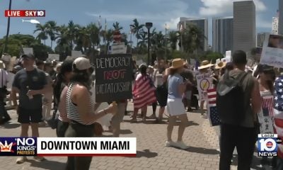 Cientos de personas protestaron contra las políticas de Donald Trump en el sur de Florida (1)