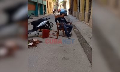 Cubano bloquea calle en La Habana Vieja para denunciar problemas de vivienda