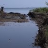 Derrame de petróleo crudo en puente de Playa Larga amenaza al litoral de Cárdenas