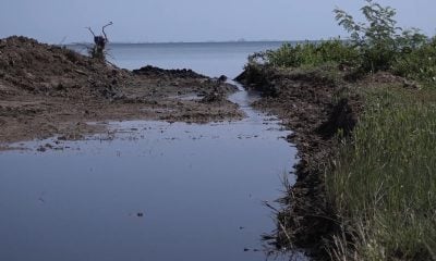 Derrame de petróleo crudo en puente de Playa Larga amenaza al litoral de Cárdenas