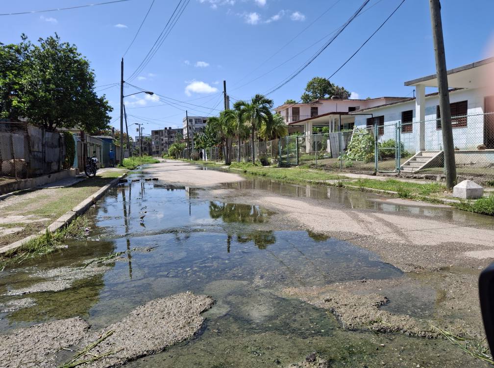 El barrio habanero Casino Deportivo se encuentra inundado de aguas negras