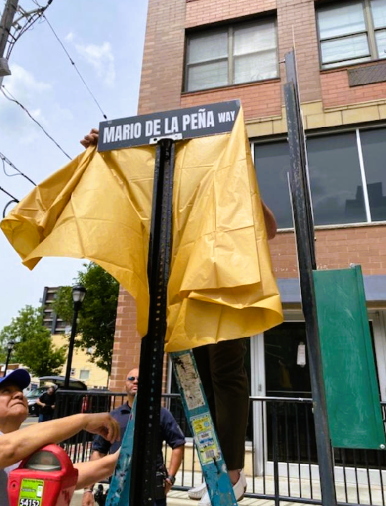 El ‘Miami del Norte’ rinde homenaje a Mario de la Peña al nombrar una esquina en su honor
