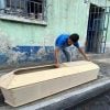 Emprendedor cubano fabrica y vende ataúdes ante la crisis de Servicios Comunales