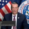 ICE ha desplegado oficiales en las afueras de las Cortes de Inmigración.