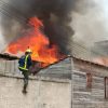 Incendio de grandes proporciones en Manzanillo deja a un bombero herido