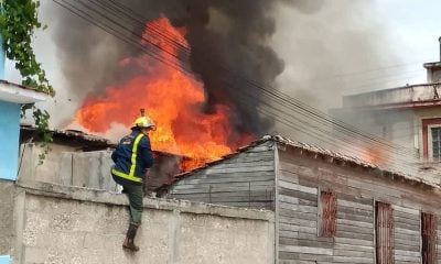 Incendio de grandes proporciones en Manzanillo deja a un bombero herido