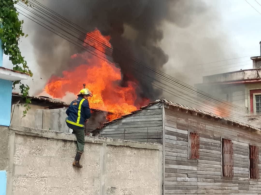 Incendio de grandes proporciones en Manzanillo deja a un bombero herido