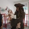 JOHNNY DEPP visita a niños del Hospital Niño Jesús vestido de JACK SPARROW